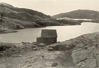 Eskimo house in Hjemsted Bugt (Home bay) built by the Scoresby Sound Committee (Mikkelsen 1934)